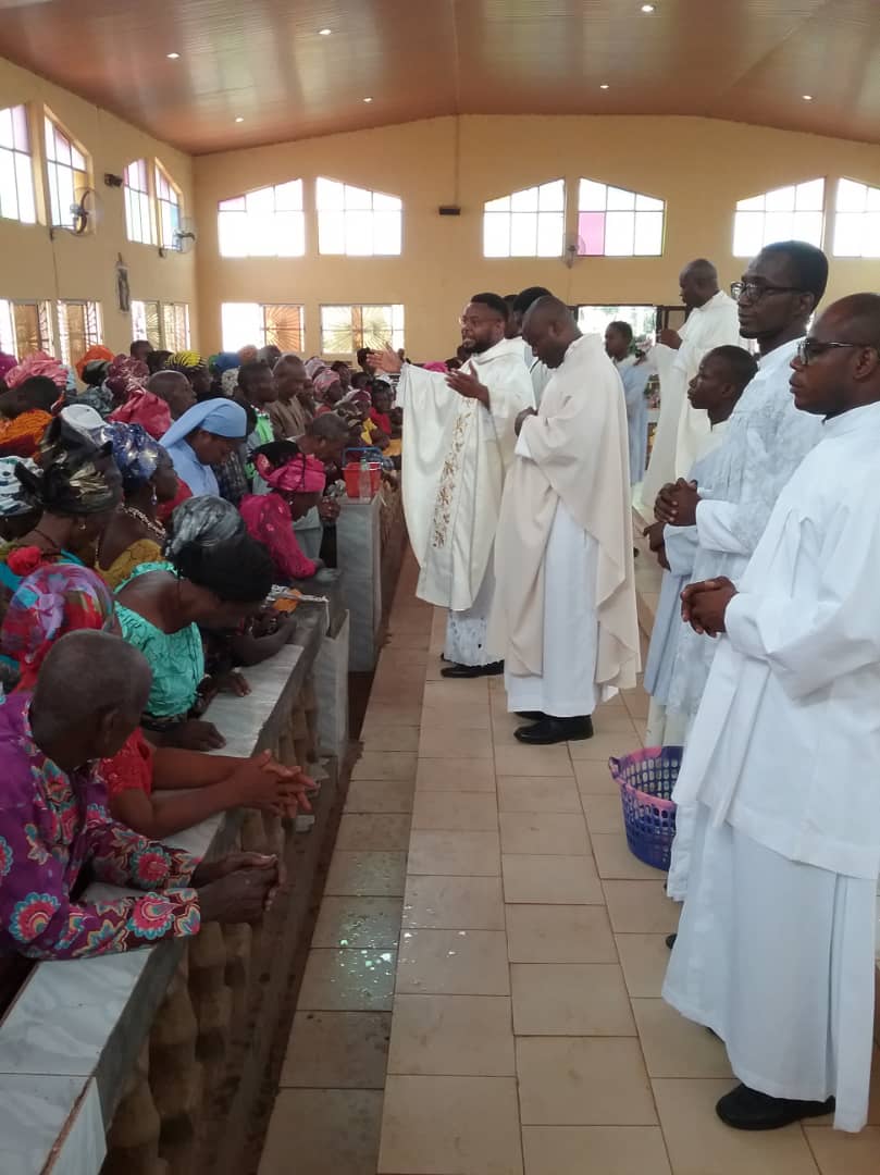 Joseph Chidi Anumnu in der St. Charles Kirche Okwelle, Nigeria